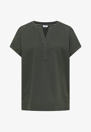 Blouse vert foncé à manches courtes texturée avec un décolleté fendu et des manches subtilement retroussées.