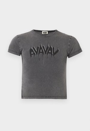 Šedé bavlněné tričko s krátkým rukávem a kulatým výstřihem. Na přední straně má černý grafický potisk loga s ostrými okraji a opotřebovaným vzhledem.