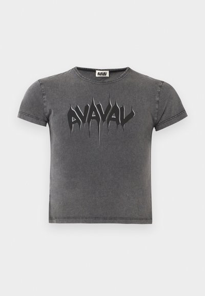 Grå bomull T-skjorte med korte ermer og rund hals. Har et svart grafisk logo trykk foran med skarpe kanter og en slitt finish.