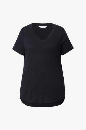 Sort T-shirt med korte ærmer og V-hals, rundet kant og glat stof, vist mod en hvid baggrund.