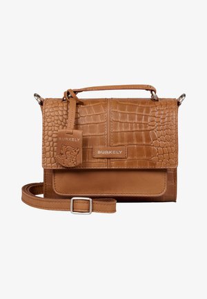 Borsa a mano in pelle marrone con texture a coccodrillo, hardware in argento, tracolla regolabile e dettagli del marchio. Design compatto e strutturato.