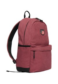 Mochila granate con un tejido texturizado, que cuenta con un bolsillo frontal, acentos negros y un parche bordado con rayas y estrellas.