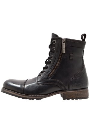 Stivaletto in pelle nera con chiusura frontale con lacci, cerniera laterale, tacco impilato marrone e linguetta sul retro.