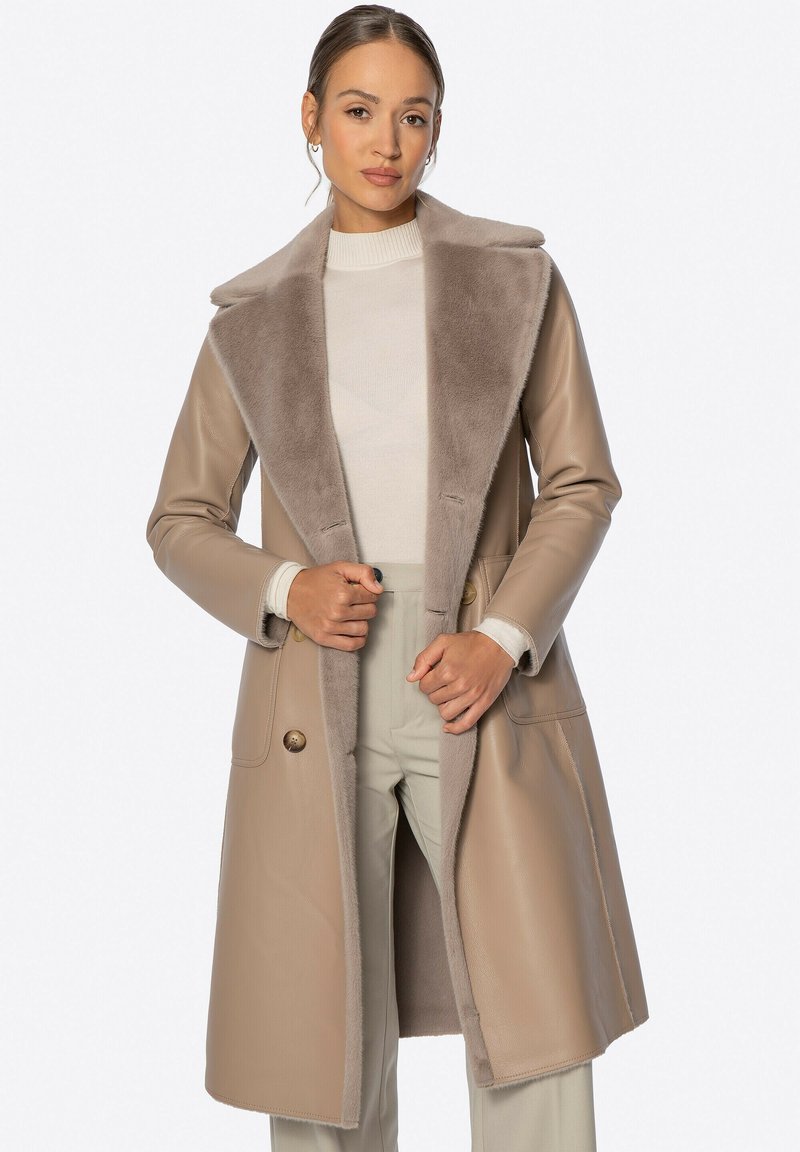 Beiger Mantel mit einem plüschigen grauen Kragen, doppelter Knopfverschluss, seitlichen Taschen und glatter Textur, die eine maßgeschneiderte Silhouette bietet.