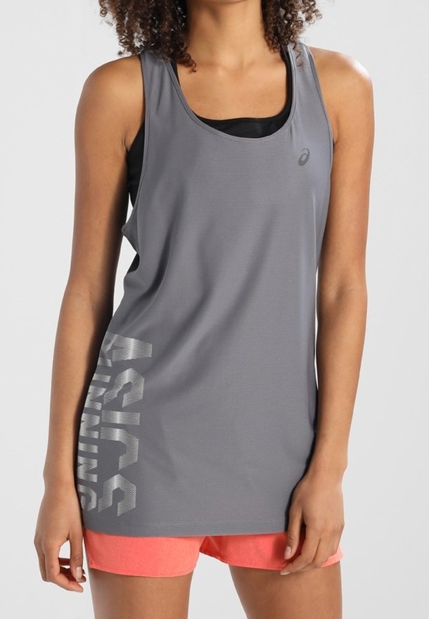 Canotta sportiva grigia senza maniche con finitura strutturata e logo riflettente "ASICS" sul lato, abbinata a pantaloncini rosa.