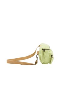 Bolso bandolera de pana verde claro con dos bolsillos frontales con cremallera y una correa de tela color camel. Forma compacta con superficie texturizada.