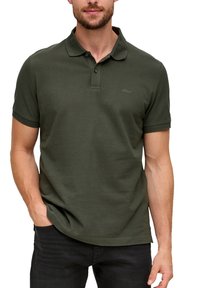 Polo shirt vert foncé en coton, avec un col classique, des manches courtes, un branding subtil et une coupe ajustée.