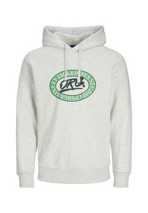 Sudadera de forro polar gris con bolsillo canguro, capucha ajustable y logo circular en verde y negro en la parte frontal. Textura suave, ajuste casual.