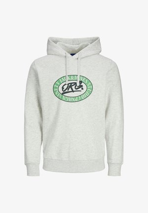 Sudadera de forro polar gris con bolsillo canguro, capucha ajustable y logo circular en verde y negro en la parte frontal. Textura suave, ajuste casual.