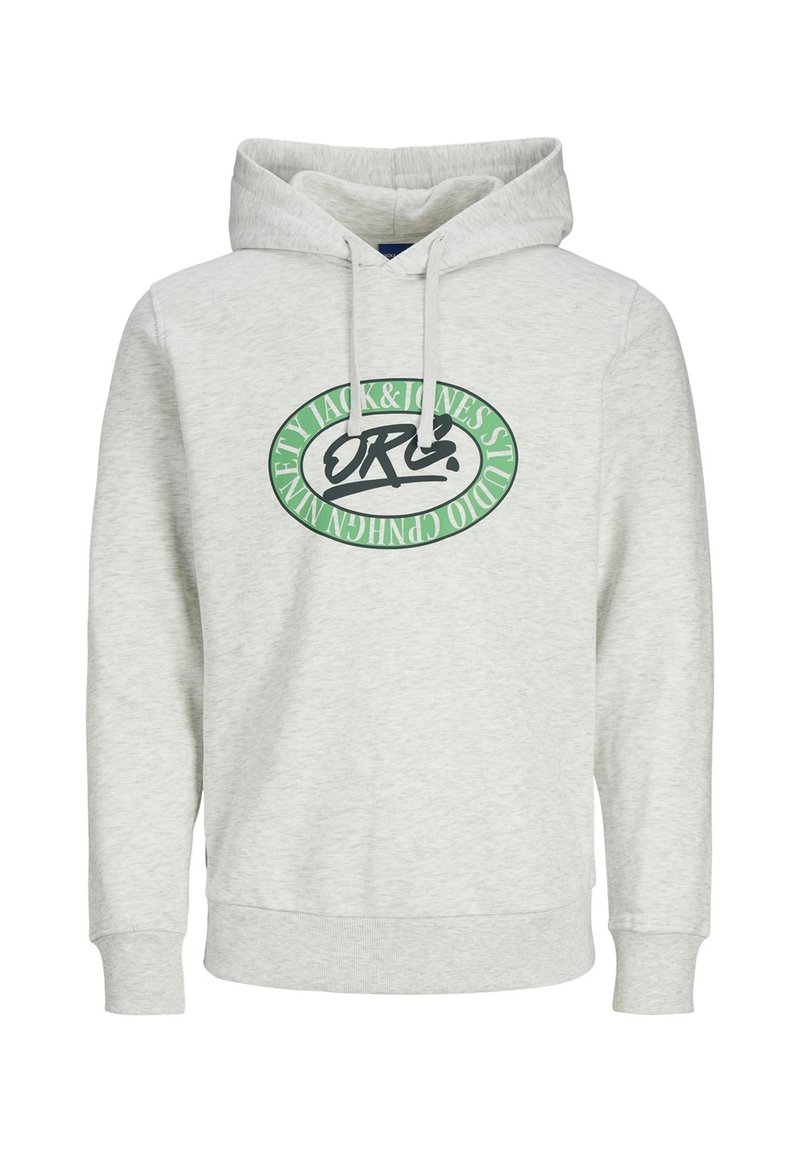 Sudadera de forro polar gris con bolsillo canguro, capucha ajustable y logo circular en verde y negro en la parte frontal. Textura suave, ajuste casual.