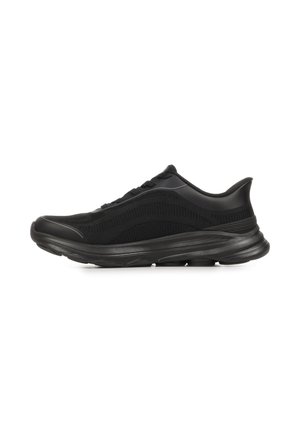 Scarpa da ginnastica nera bassa con tomaia in maglia, colletto imbottito e suola spessa e ammortizzata, vista laterale su sfondo bianco.