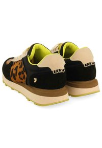 Zapatillas con parte superior de ante negro y detalles de estampado de leopardo, tacón beige y forro de color amarillo neón. Suela gruesa con banda de rodadura de goma texturizada.
