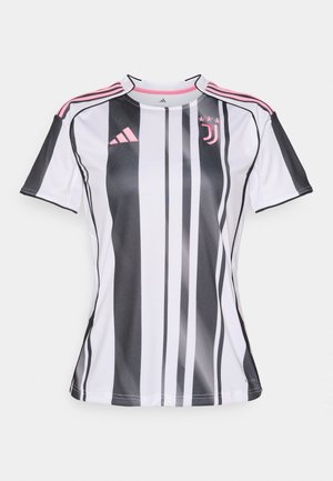 Biela a čierna pruhovaná futbalová dres s ružovými akcentmi, krátkymi rukávmi a okrúhlym výstrihom. Obsahuje logo Adidas a emblém klubu.
