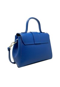 Sac à main en cuir bleu avec une forme structurée, une anse supérieure et une bandoulière amovible. Il présente un rabat à l'avant avec des détails de couture.