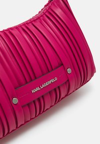 KARL LAGERFELD SMALL KUSHION - Sac à main - persian red