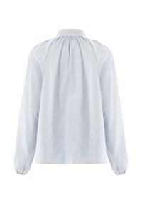 Blusa azzurra a maniche lunghe con colletto rotondo, dettagli plissettati sul retro e polsini elasticizzati, realizzata in morbido tessuto testurizzato.