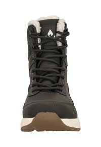 Grå vattentålig känga med en krage av konstfuskpäls, snörningsdesign, texturerat tyg på sidorna och gummisula. Detaljer inkluderar en logotyp på skaftet.