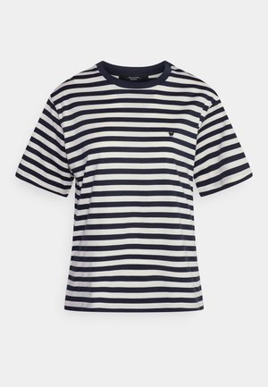 Bawełniany t-shirt w granatowo-białe paski z okrągłym dekoltem i krótkimi rękawami. Na lewej piersi znajduje się małe logo.