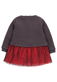 Pikowany szary gorset z długimi rękawami i zamkiem z tyłu, połączony z warstwową spódnicą z czerwonego i czarnego tiulu. Teksturalny i strukturalny design.