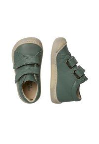 Chaussures pour tout-petits en cuir vert avec deux sangles Velcro, forme arrondie, semelle en caoutchouc crème et coutures discrètes.