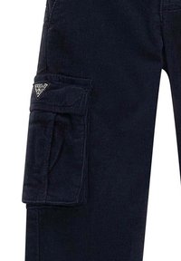 Pantaloni cargo blu navy con finitura testurizzata, dotati di una tasca laterale e un patch a forma di triangolo. Progettati con cuciture rinforzate.