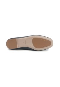 Semelle de chaussure plate noire avec des grips beiges texturés au niveau du talon et de l'avant-pied, marquée "Nine West" et taille 37.