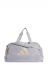 Vaaleanharmaa duffel-laukku, jossa suuri beige logo, pehmustetut kahvat, säädettävä hihna, vetoketjulliset lokeroita ja rei'itettyjä yksityiskohtia.