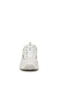 Baskets en cuir blanc avec un bout arrondi, des perforations sur les côtés et une languette rembourrée ; elles possèdent des lacets plats blancs et une semelle flexible.