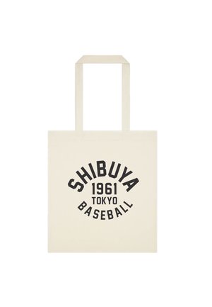 Beige draagtas met zwarte tekst "Shibuya 1961 Tokyo Baseball" in een cirkelvormige lay-out.