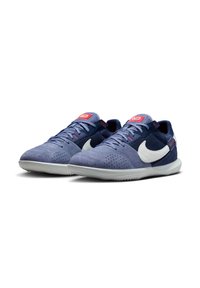 Jūras spēku un gaiši zilu sporta apavu augšējā daļa izgatavota no zamša un sieta, ar baltu Swoosh logo, perforētu purngala daļu un gumijas zoli. Sarkanās akcenti uz mēles.