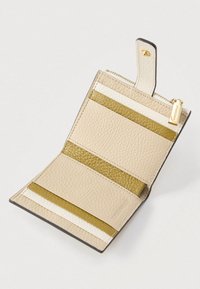 Ανοιχτό καφέ και ελαιοπράσινο υφασμάτινο πορτοφόλι που δείχνει πολλές υποδοχές για κάρτες και μία θήκη με φερμουάρ για κέρματα, με χρυσό λουράκι.