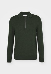 Polo de manga larga verde oscuro hecho de una tela suave, con un cuello con cremallera y puños acanalados, con un diseño de corte ajustado.