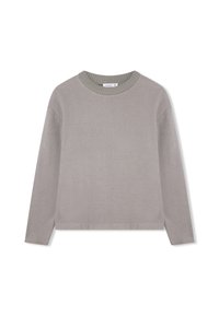 Szary sweter z długimi rękawami i prążkowanym okrągłym dekoltem. Gładka tekstura, lekko skrócony krój. Metka widoczna wewnątrz kołnierza.