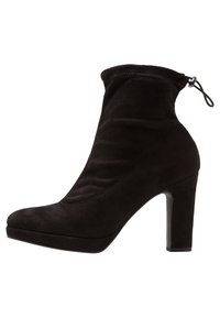 Černé semišové kotníkové boty s elastickým, řaseným designem, vysokým podpatkem a zipovým zapínáním u kotníku pro snadné obouvání. Hladká textura.