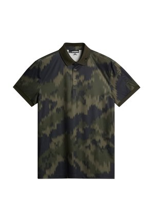 Polo en vert foncé avec un motif camouflage noir, doté d'un col classique, de deux boutons et d'un branding discret sur la manches.