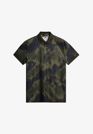 Koszulka polo w ciemnozielonym kolorze z czarnym kamuflażem, z klasycznym kołnierzykiem, dwoma guzikami oraz subtelnie umieszczonym logo na rękawie.