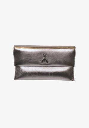 Metalen zilverkleurige clutch met overslagklep en klein decoratief insectenembleem centraal aan de voorkant.