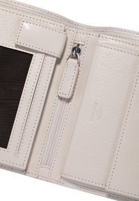 Portefeuille en cuir blanc avec plusieurs compartiments, une section zippée et une surface texturée. Présente un petit logo RFID à l'intérieur.