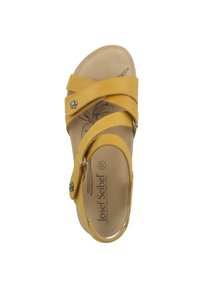 Sandalo giallo in pelle con cinturini incrociati, dettaglio della fibbia e soletta imbottita. Presenta un accento floreale e mantiene una texture liscia.