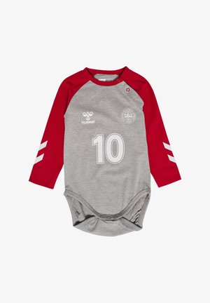 Grijs lang mouwend jumpsuit met rode mouwen, heeft een bedrukte nummer "10" en logo op de voorkant. Rekbare katoenen stof, met drukknoopsluiting onderaan.
