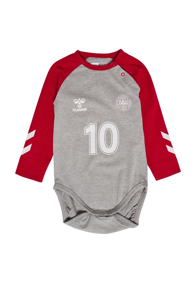 Grå långärmad body med röda ärmar, har en tryckt nummer "10" och logo på framsidan. Stretchig bomullstyg, med tryckknappsförslutning i botten.