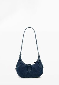 Denim válltáska ívelt sziluettel, sötétkék színben, fonott pánttal és téglalap alakú fedéllel, ami patenttal záródik.