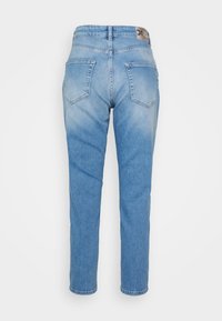 Calças de ganga azul claro, de perna reta, de altura média, com dois bolsos traseiros e uma textura desbotada, com um passante para cinto na cintura.
