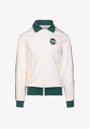 Weißer Zip-Jumper mit grünem Kragen und Bündchen, versehen mit einem Logo auf der linken Brust und schwarzen seitlichen Streifen entlang der Ärmel.