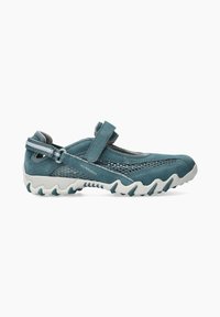 Chaussure en daim bleu-vert avec des détails en maille, sangle ajustable et semelle en caoutchouc texturée blanche avec un motif en zigzag pour l'adhérence.
