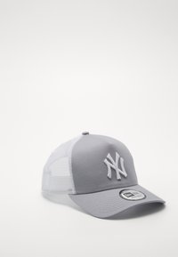 Grau gestepptes Cap mit Netzseiten, Schirm und gesticktem Logo. Verfügt über eine abgerundete Form, einen verstellbaren Rückengurt und ein rundes Markenschild auf der Vorderseite.