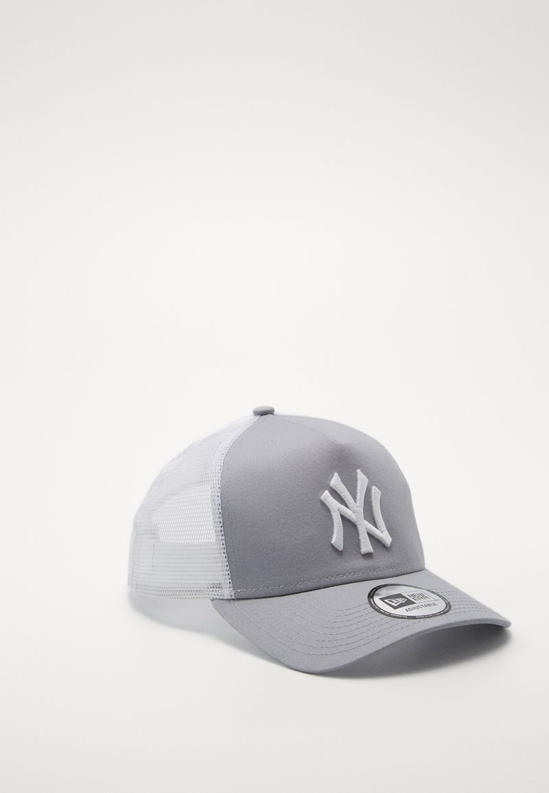 Grau gestepptes Cap mit Netzseiten, Schirm und gesticktem Logo. Verfügt über eine abgerundete Form, einen verstellbaren Rückengurt und ein rundes Markenschild auf der Vorderseite.