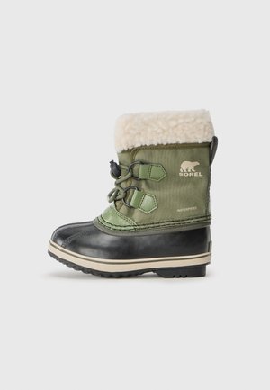 Grüne und schwarze wasserdichte Winterstiefel mit cremefarbener Fleece-Lining, Schnürung an der Vorderseite und SOREL-Logo an der Seite.