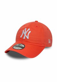 Casquette de baseball rouge avec logo brodé blanc, design structuré, bande ajustable et visière plate. Tissu texturé avec des trous de ventilation.