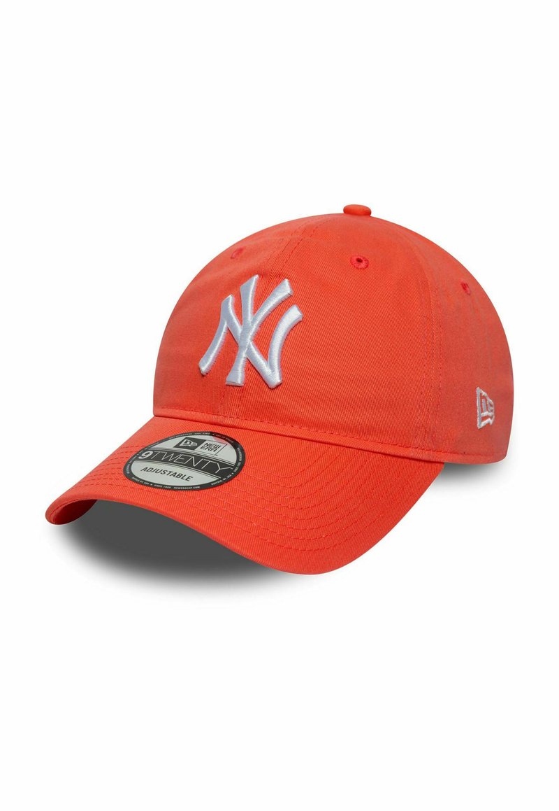 Casquette de baseball rouge avec logo brodé blanc, design structuré, bande ajustable et visière plate. Tissu texturé avec des trous de ventilation.